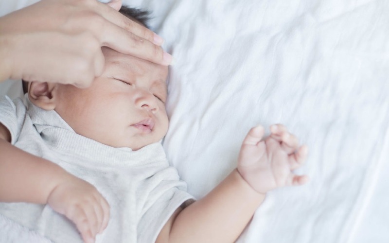 Trẻ sốt có nên bật quạt không