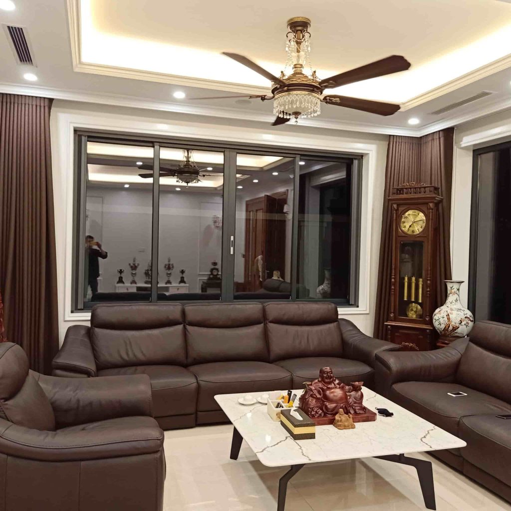 Với những không gian có diện tích lớn hoặc trần cao, quạt trần đèn có thể trở thành một chi tiết trang trí nổi bật trong tổng thể kiến trúc