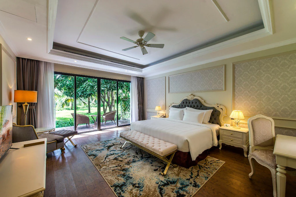 Quạt trần Mỹ LuxuryFan mát lành, êm ái tại biệt thự bên sườn đồi