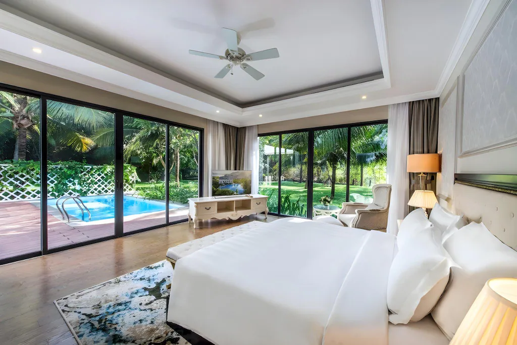 Không gian Bedroom Pool Villa thoáng mát, yên bình với Hunter Seville II
