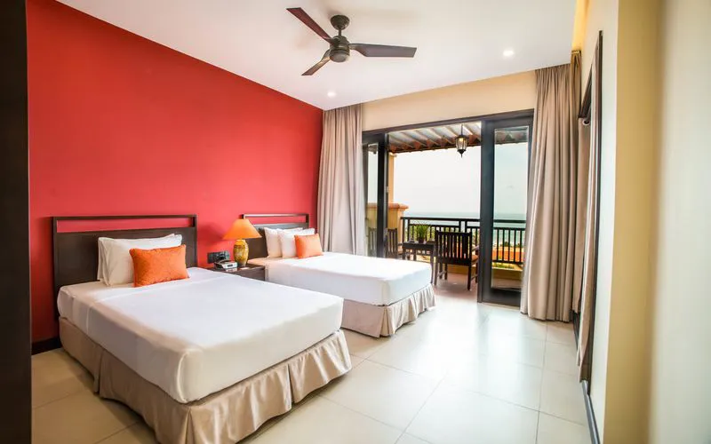 Cánh quạt xoay chậm rãi giữa trần cao, đưa gió mát lan tỏa khắp gian phòng