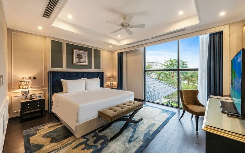 Giữa ánh nắng sớm, cánh quạt khẽ xoay như thổi hồn vào không gian sống