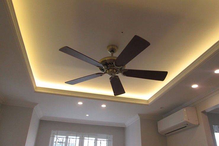 Sử dụng quạt cùng điều hòa là mẹo giúp tăng hiệu quả làm mát và giúp không gian dễ chịu hơn