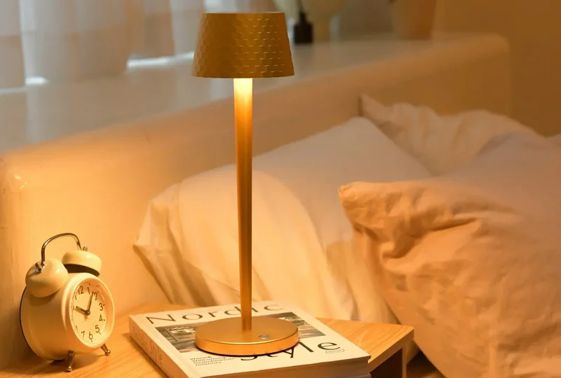 Đèn đầu giường là nguồn sáng không thể thiếu, đặc biệt với những người có thói quen đọc sách hoặc cần sử dụng ánh sáng vào ban đêm.