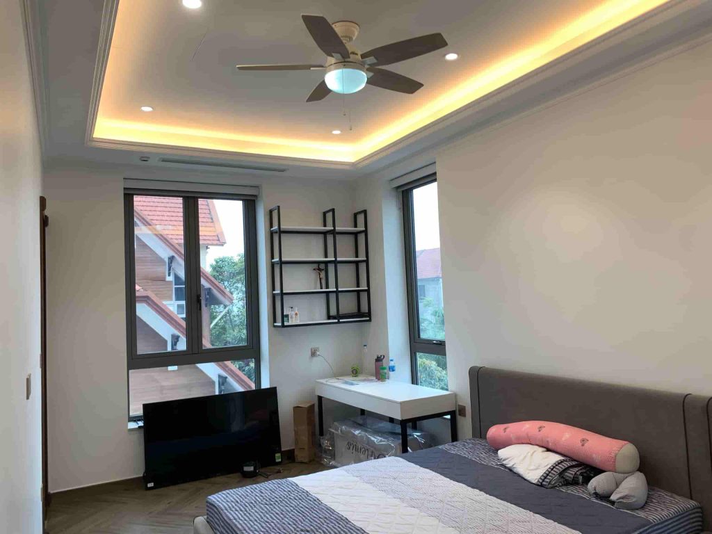 Khu vực giường ngủ có thể kết hợp đèn âm trần, đèn hắt đầu giường hoặc quạt trần đèn để tạo nguồn sáng dịu nhẹ và phân bổ ánh sáng đồng đều.
