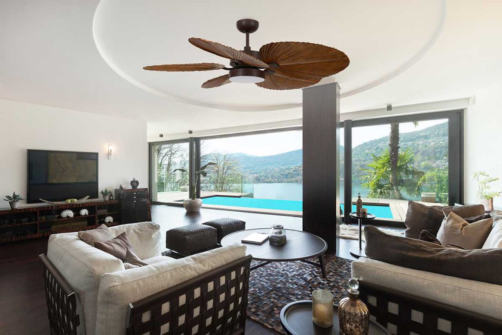 Lucci Bali ORB sở hữu 5 cánh hình lá màu nâu với các đường vân mô phỏng lá cọ, kết hợp cùng phần thân màu đồng tối.