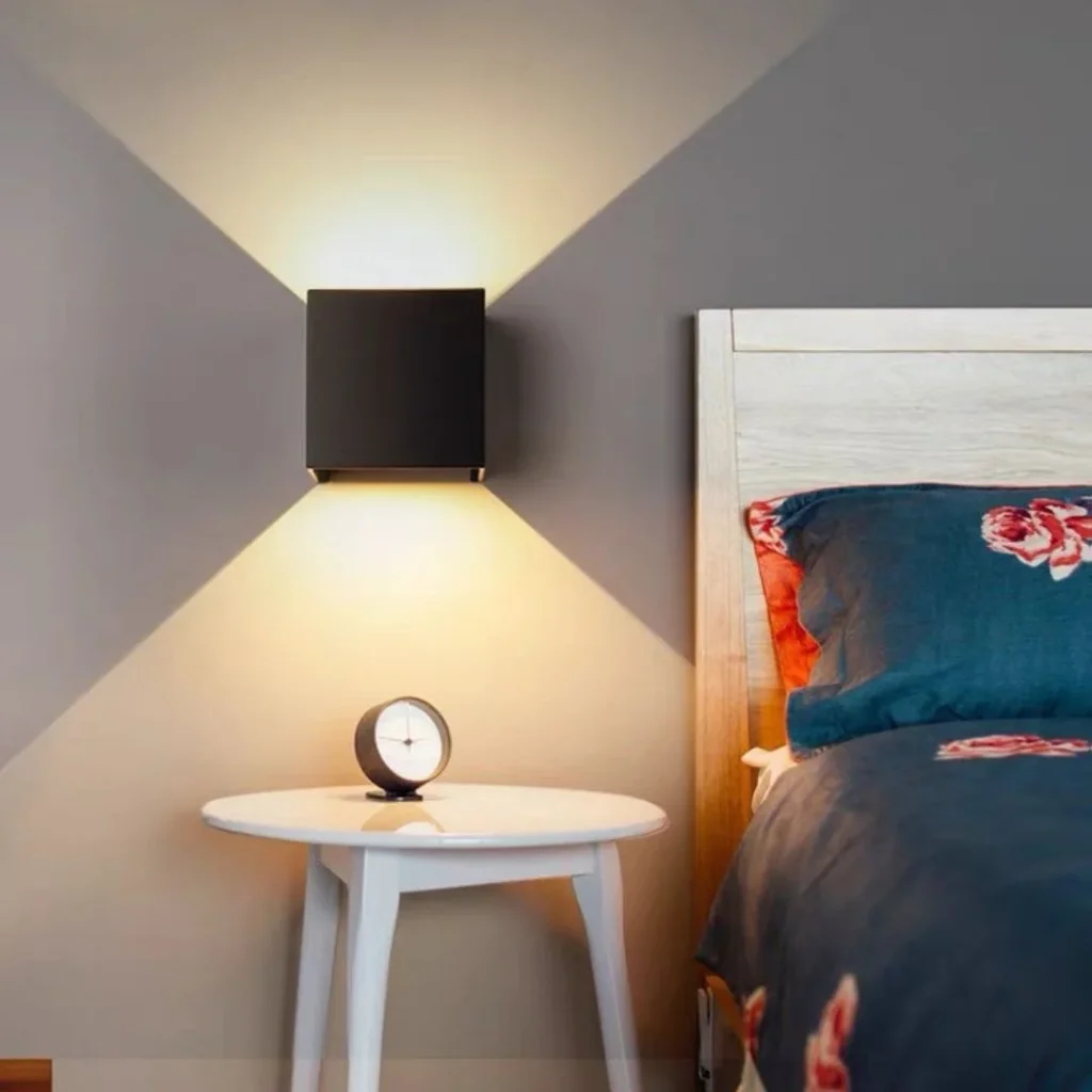 Đèn LED hắt tường, hắt trần hoặc dây đèn trang trí là lựa chọn phù hợp để tạo chiều sâu và tăng tính thẩm mỹ cho phòng ngủ.