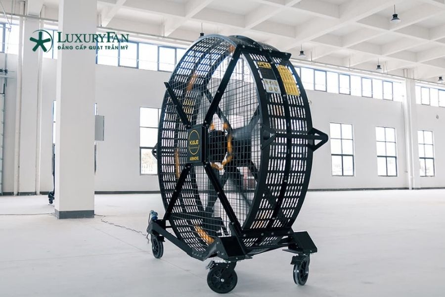 Quạt công nghiệp di động là loại quạt được trang bị bánh xe hoặc tay cầm, cho phép di chuyển dễ dàng giữa các khu vực làm việc khác nhau