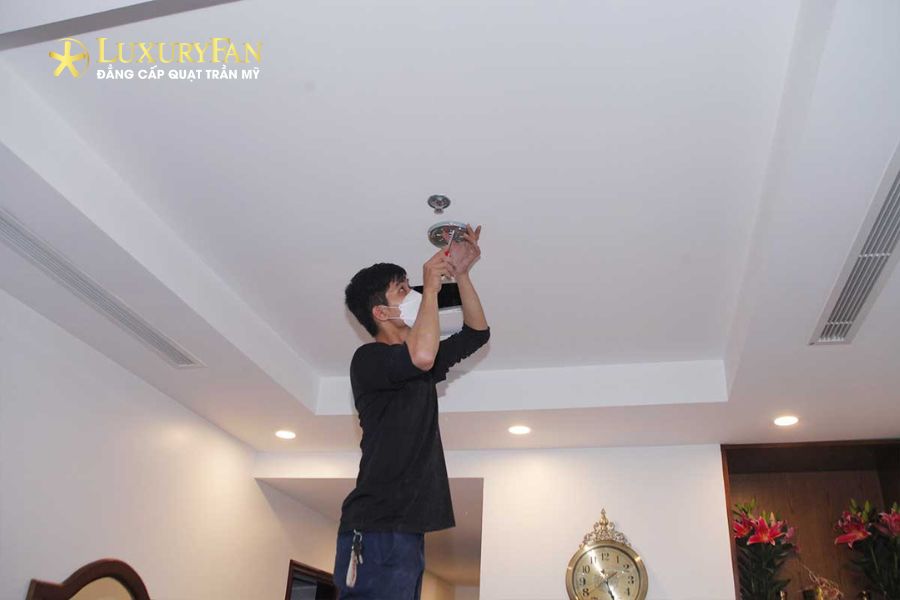 Lắp móc treo hoặc bát treo quạt trần