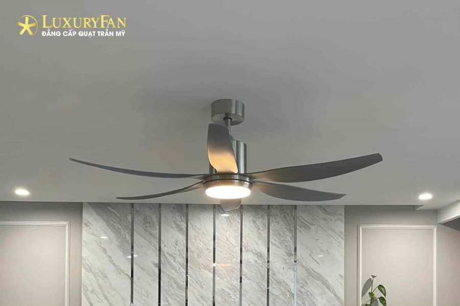 Quạt trần 6 cánh có đèn được thiết kế chuyên biệt cho những không gian rộng, trần cao và đông người