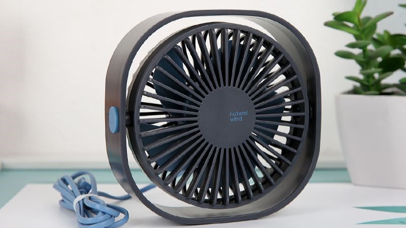 Quạt bàn có kiểu dáng nhỏ gọn với chiều cao từ 40-60cm, được thiết kế để đặt trên bàn làm việc, bàn học hoặc các bề mặt phẳng