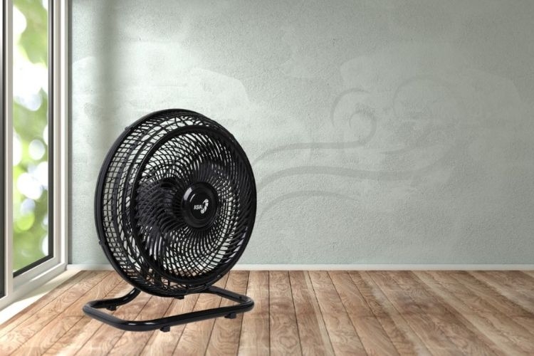 Quạt sàn có thiết kế nhỏ gọn với chân đế vững chắc, được đặt trực tiếp trên sàn nhà