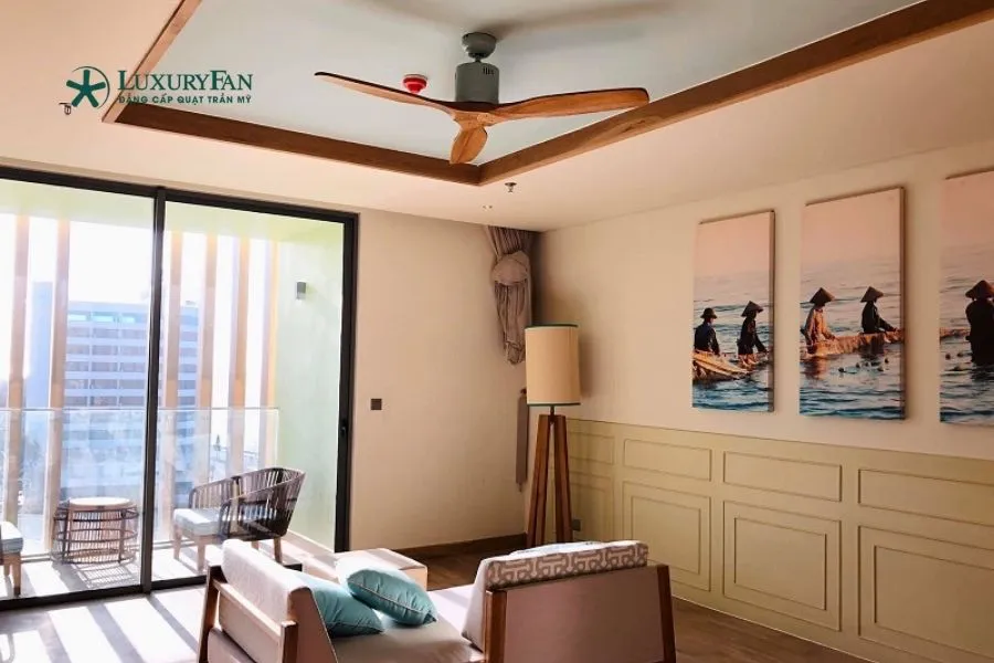 Nếu muốn không gian sống trở nên sang trọng hơn, hãy cân nhắc sử dụng quạt trần 3 cánh quạt gỗ.