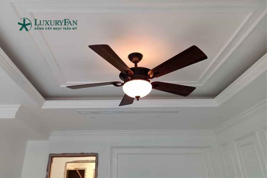 quạt trần 5 cánh đang ngày càng được người tiêu dùng ưa chuộng nhờ sự cân bằng hoàn hảo giữa hiệu suất làm mát, độ bền và yếu tố thẩm mỹ