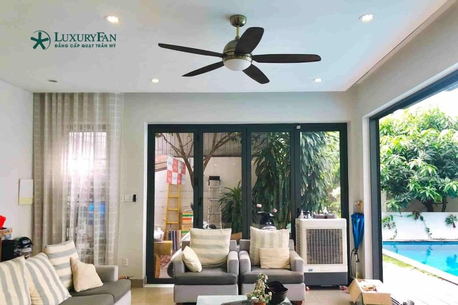 Nhờ thiết kế tối ưu, quạt trần 5 cánh tạo luồng gió lan tỏa rộng, không bị thốc hay gây khó chịu