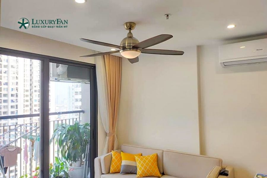 Lắp đặt quạt trần 5 cánh giúp không khí lưu thông tốt hơn, mang lại cảm giác mát mẻ và dễ chịu cho cả gia đình cũng như khách đến chơi nhà.