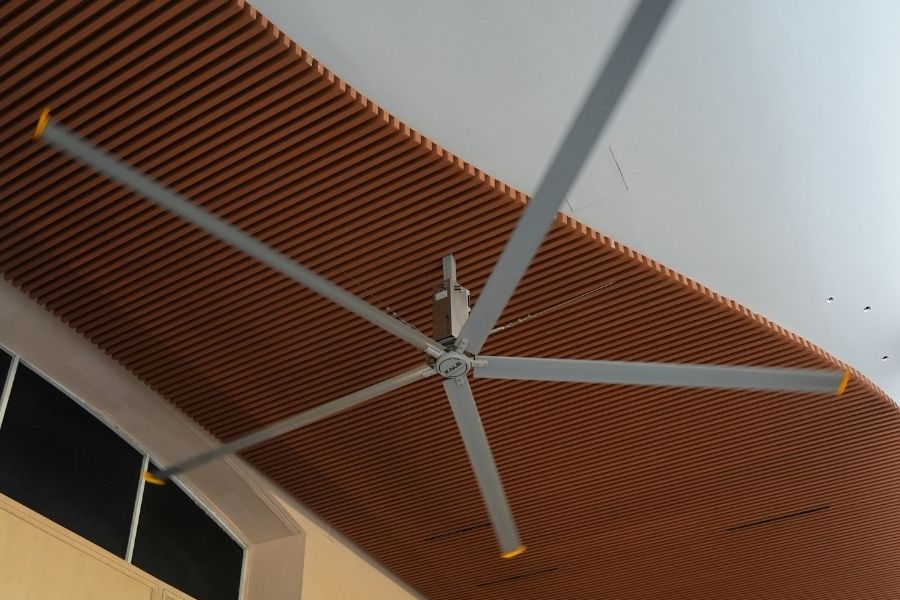 Quạt trần HVLS không chỉ là thiết bị làm mát mà còn là điểm nhấn kiến trúc cho không gian lớn