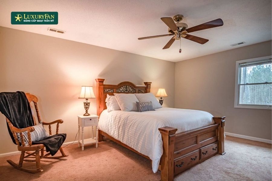 Không phải ai cũng phù hợp với việc bật quạt trần suốt đêm. Một số nhóm người nên chú ý hơn khi sử dụng thiết bị này.