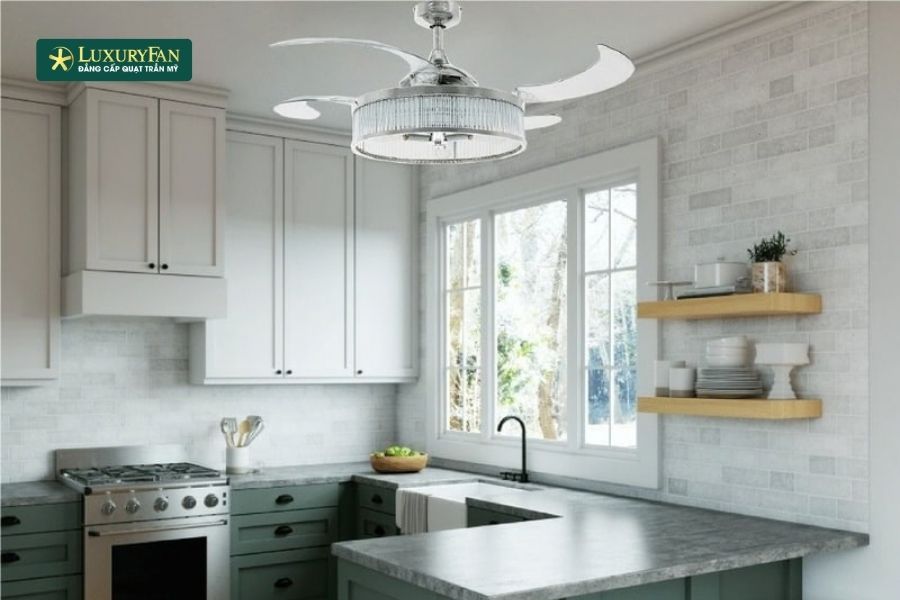 Quạt trần ngày càng được nhiều gia đình lựa chọn cho khu vực bếp, đặc biệt là các không gian hiện đại, thiết kế mở.