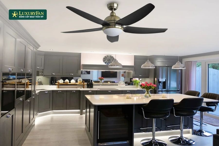 Nếu mục tiêu của bạn là tạo sự thông thoáng chung cho cả căn bếp, quạt trần là lựa chọn phù hợp