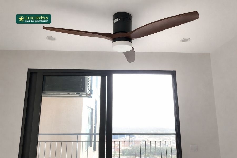 Quạt trần thường có nhiều mức tốc độ để bạn lựa chọn. Nếu quạt của bạn phát ra tiếng ồn lớn ở mức tốc độ cao, bạn có thể thử giảm tốc độ quạt xuống một mức thấp hơn.