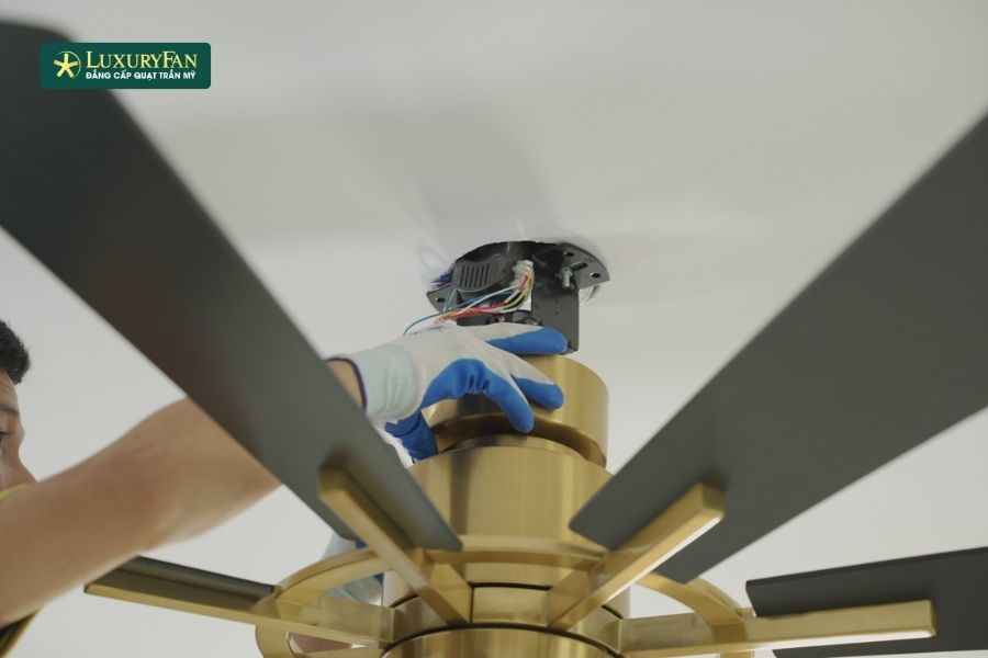 Việc lắp đặt quạt trần đúng cách không chỉ đảm bảo hiệu quả làm mát mà còn góp phần quan trọng vào việc bảo vệ an toàn cho người sử dụng