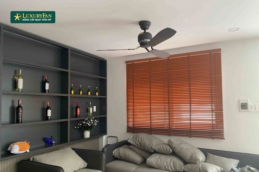 Nếu bạn bật công tắc nhưng quạt trần không quay hoặc quay rất yếu, đây là dấu hiệu cho thấy quạt đang gặp trục trặc.