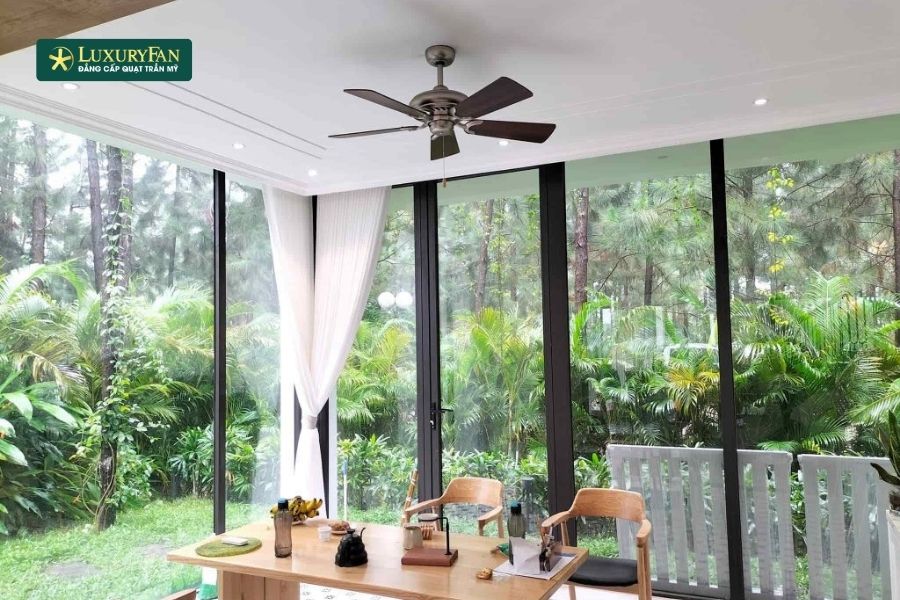 kết hợp quạt trần với điều hòa là giải pháp hiệu quả nhất.