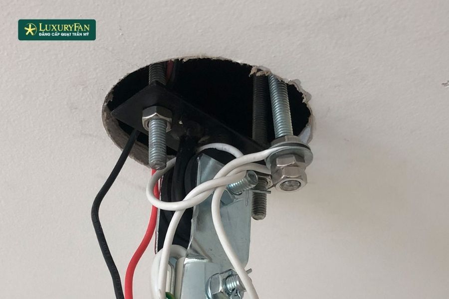 Thay thế móc treo quạt trần mới