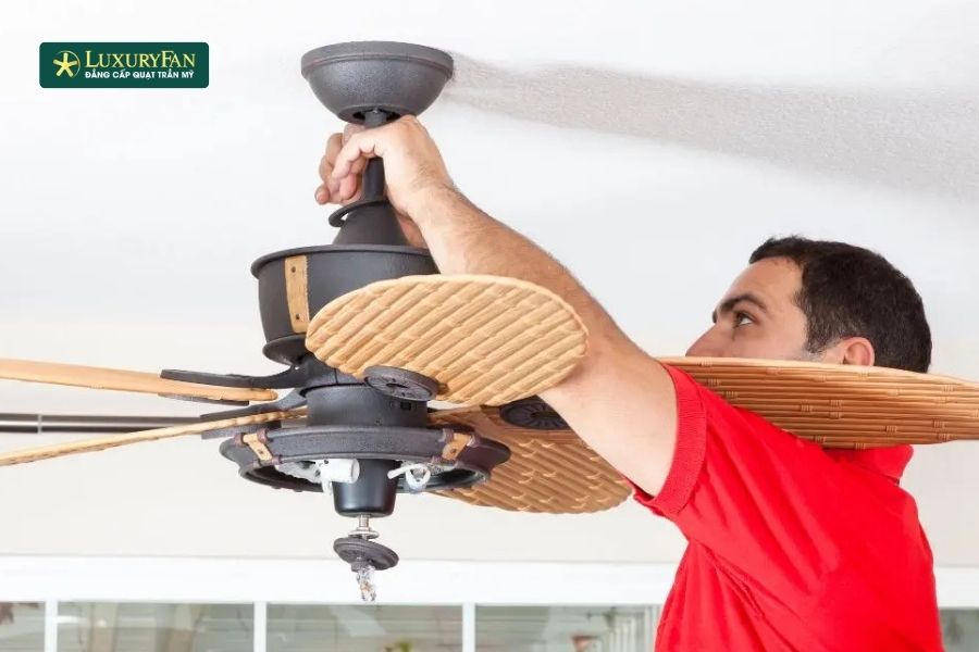 Nếu quạt trần của bạn đã có móc treo sắt nhưng bị ngắn, bạn có thể sử dụng ty ren sắt để nối dài móc treo, giúp quạt treo ở độ cao phù hợp.