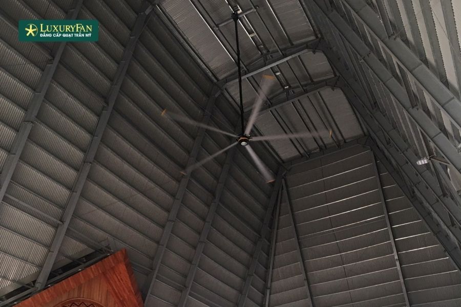 Các dòng quạt trần công nghiệp hiện đại thường được trang bị động cơ hiệu suất cao cùng thiết kế cánh quạt tối ưu về khí động học.