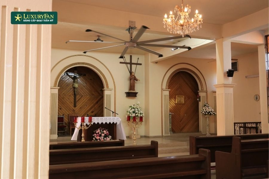 Ưu điểm lớn nhất của quạt trần công nghiệp là khả năng làm mát những khu vực rộng lớn.