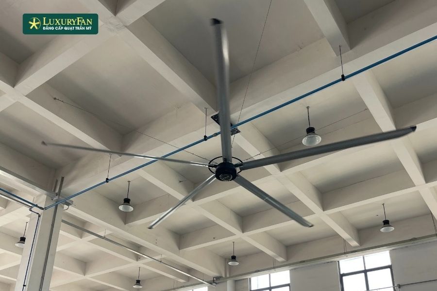 Một ưu điểm quan trọng của quạt trần công nghiệp HVLS là khả năng tiết kiệm điện năng