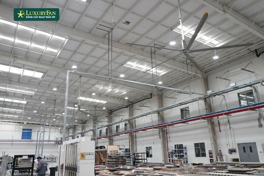 Quạt trần công nghiệp HVLS được thiết kế để hoạt động trong môi trường công nghiệp với các tiêu chuẩn an toàn cao