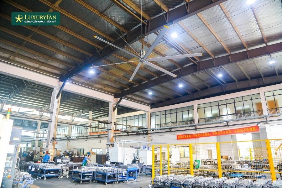 Quạt trần công nghiệp tiết kiệm điện hơn điều hòa không?