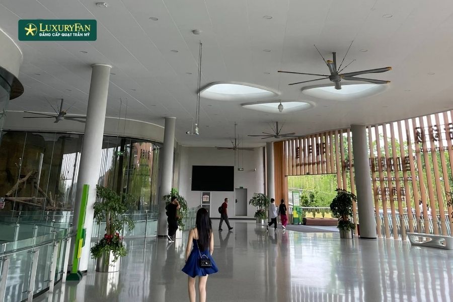 Một quạt trần công nghiệp HVLS thông thường có công suất khoảng 1 kW - 1.5 kW