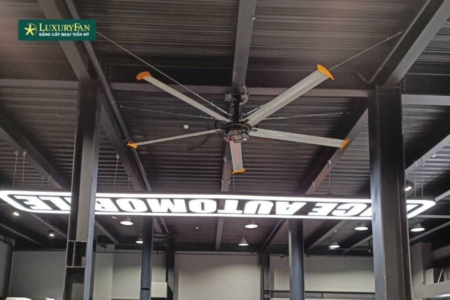 ong nhiều trường hợp thực tế tại nhà xưởng, việc sử dụng quạt trần công nghiệp có thể giúp tiết kiệm điện từ 20 đến 50 lần so với hệ thống điều hòa làm mát toàn bộ không gian.