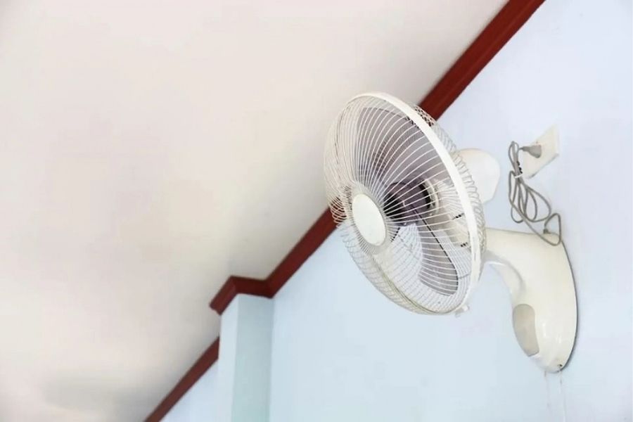 Quạt treo tường là loại quạt được lắp cố định trên tường, có kích thước nhỏ gọn hơn so với quạt trần.
