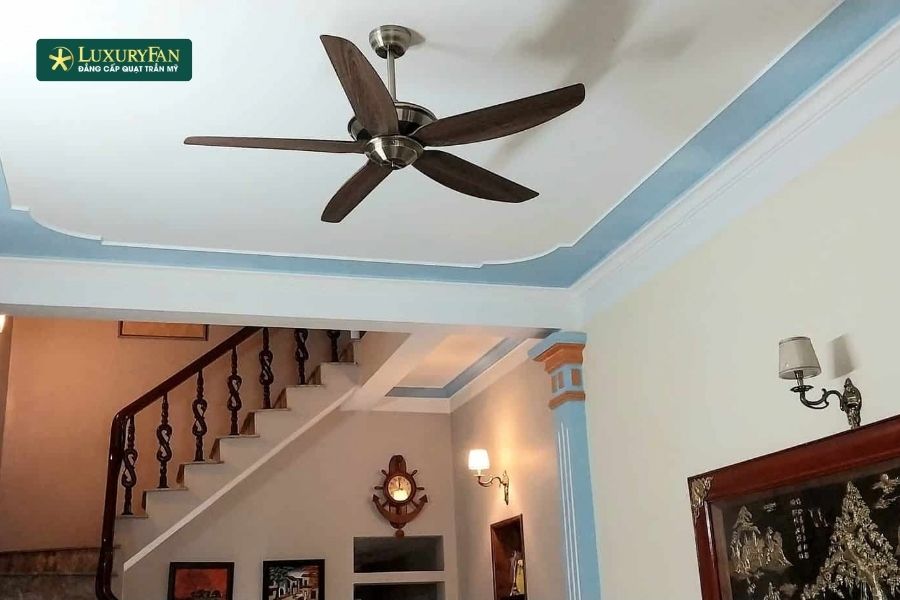 Quạt trần có lợi thế lớn nhờ sải cánh rộng, giúp tạo ra luồng gió lan tỏa đều khắp phòng.