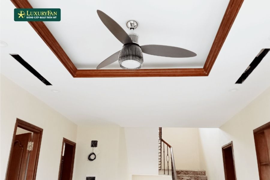 quạt trần cánh nhựa thường được thiết kế theo dạng khí động học giúp tăng khả năng tạo gió