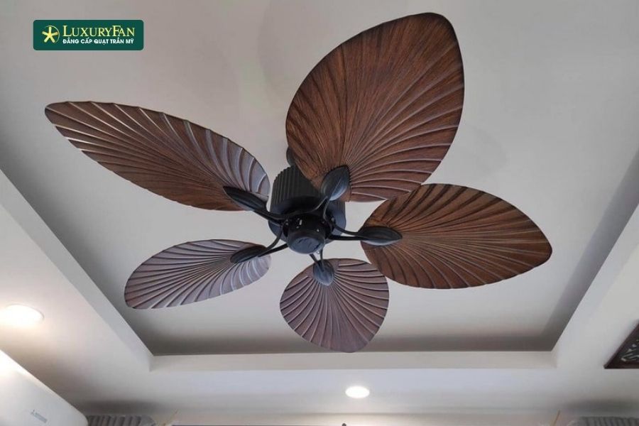 quạt trần cánh nhựa thường dễ lắp đặt và ít gặp vấn đề về cân bằng.