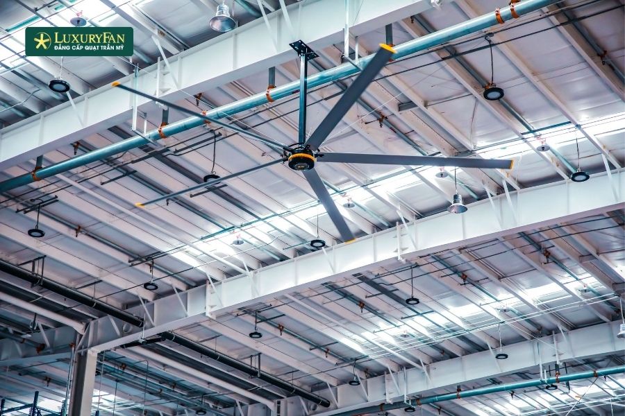 So sánh quạt trần công nghiệp và quạt hướng trục: Nên chọn loại nào cho nhà xưởng?