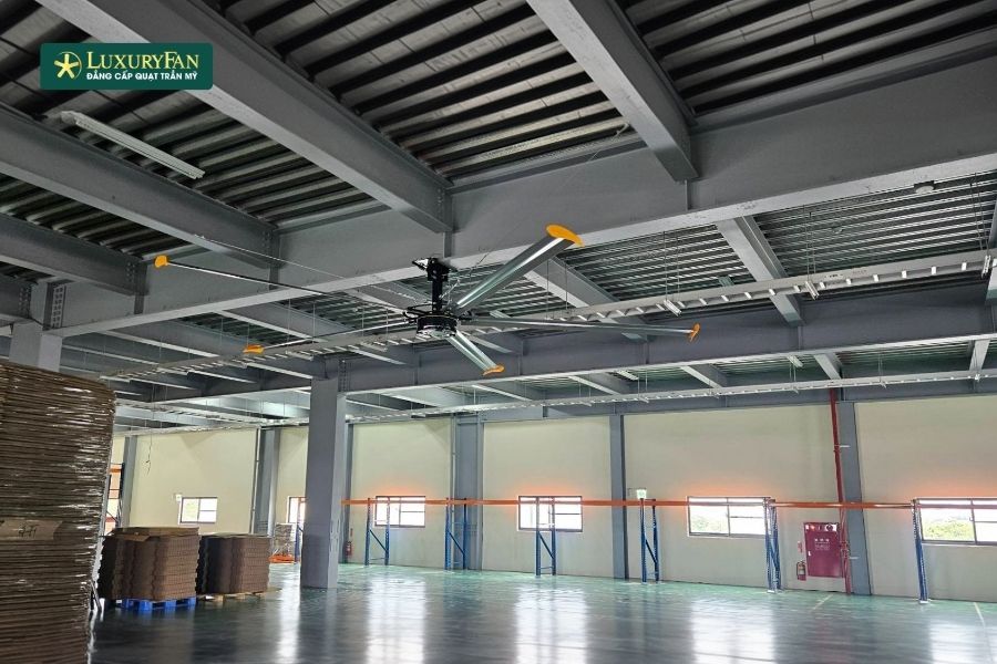 Quạt trần công nghiệp được thiết kế để khuếch tán luồng gió theo hình tròn từ trên xuống dưới, sau đó lan tỏa đều ra xung quanh.