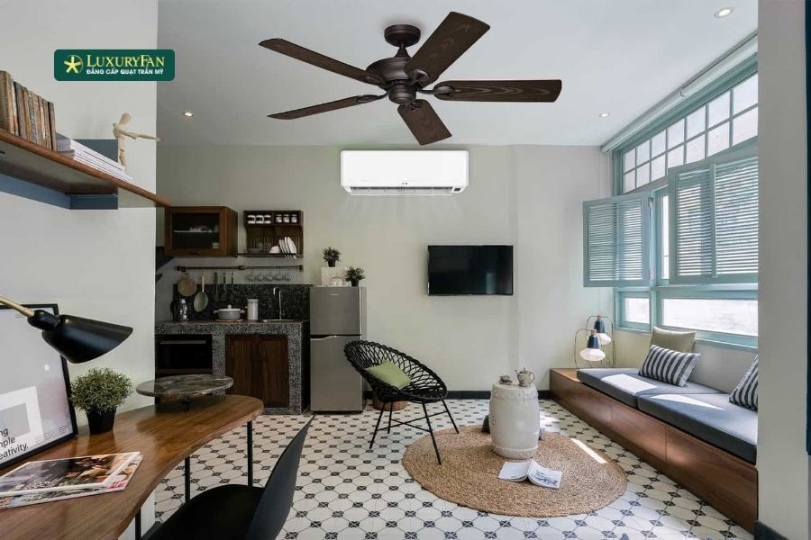 Chỉ cần tăng điều hòa lên khoảng 1–2 °C khi có quạt trần, bạn đã có thể giảm đáng kể điện năng tiêu thụ.