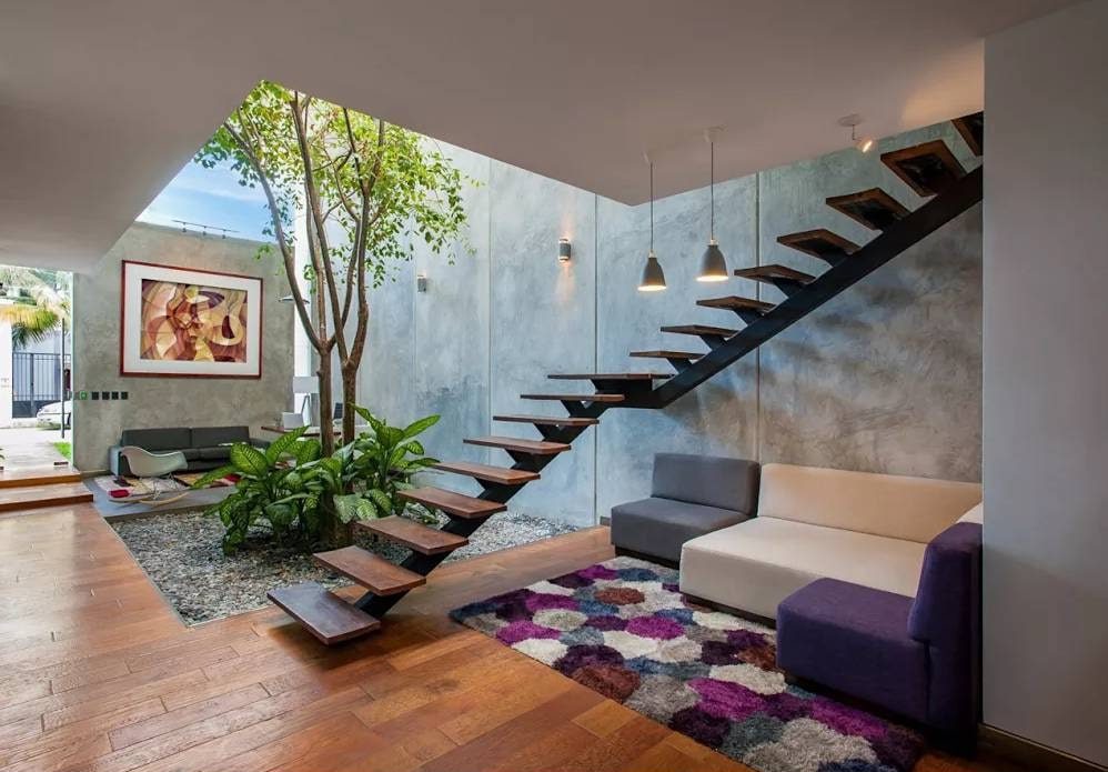 Không chỉ giúp lấy sáng tự nhiên, giếng trời còn tạo điều kiện cho không khí nóng bốc lên và thoát ra ngoài, từ đó giảm nhiệt độ bên trong.