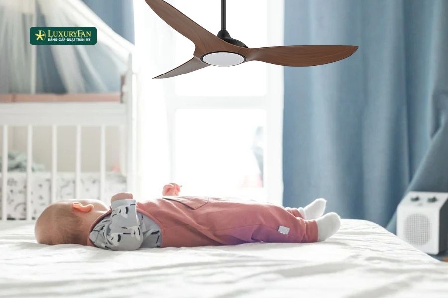 Để sử dụng quạt trần an toàn cho trẻ sơ sinh, cha mẹ cần kết hợp điều chỉnh môi trường và theo dõi phản ứng của bé.
