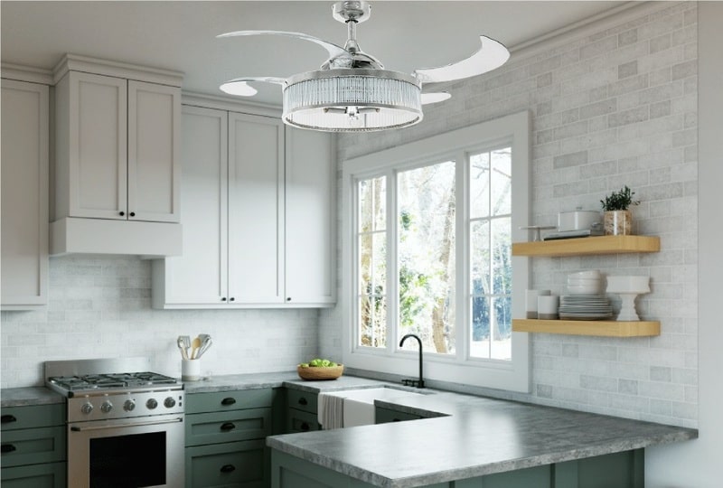 Quạt trần không làm giảm nhiệt độ thực tế nhưng lại giúp không khí trong bếp lưu thông tốt hơn, từ đó giảm cảm giác oi bức rõ rệt.