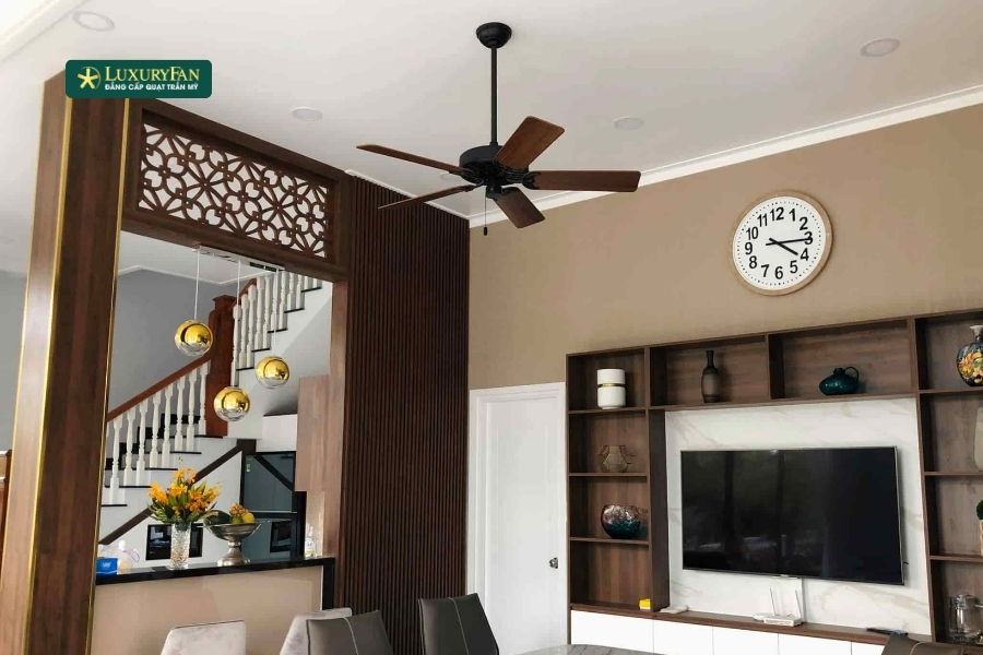 Nguyên nhân có thể nằm ở nút điều khiển đèn bị hỏng hoặc mạch điều khiển ánh sáng trong quạt gặp sự cố.