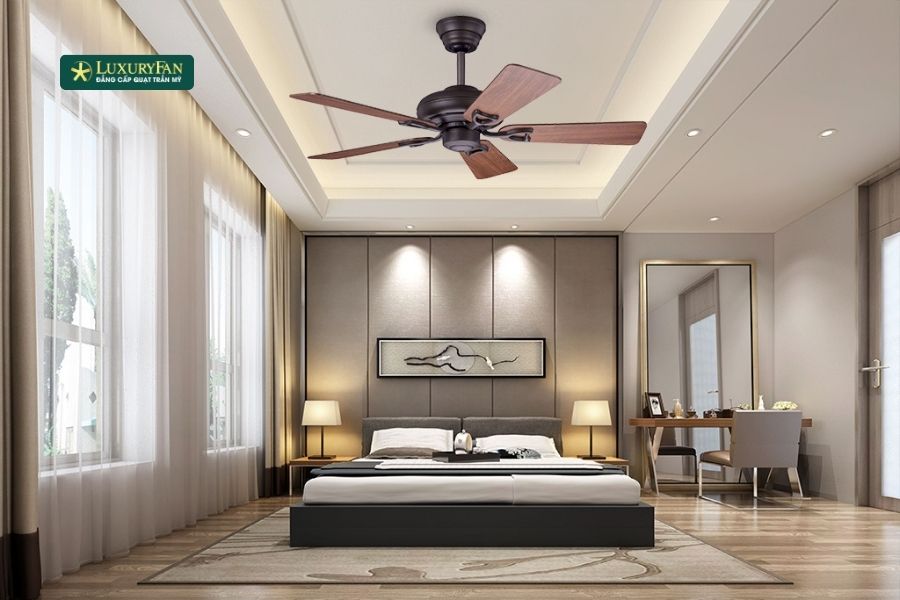 Thiết kế trần giật cấp cho phép tạo ra nhiều lớp không gian khác nhau trên cùng một mặt trần, từ đó giúp bố trí quạt trần một cách nổi bật và có chủ đích.