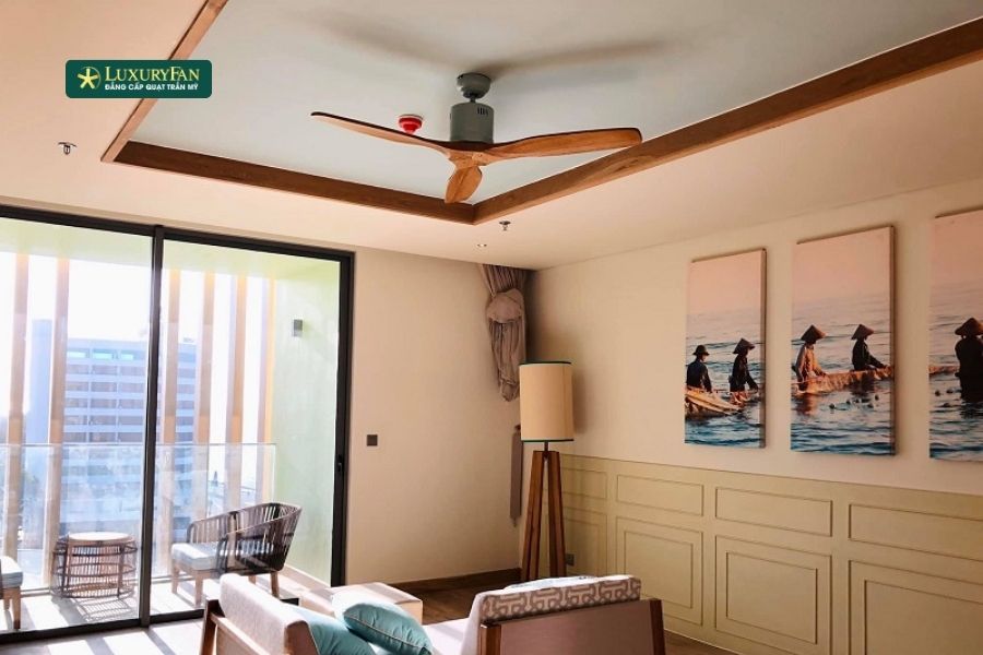 việc sử dụng vật liệu tự nhiên như gỗ, tre, mây… cho trần nhà kết hợp với quạt trần là một lựa chọn rất hiệu quả